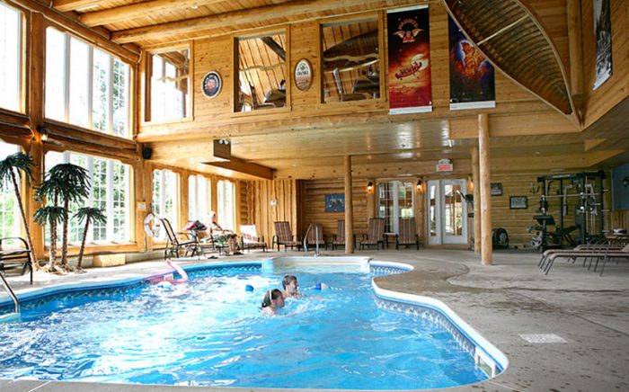 Indoor swimming pool at Auberge du Vieux-Moulin in Lanaudière